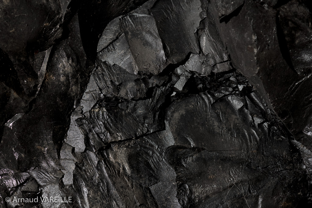 Marbre Noir de Mazy brut photographié dans la carrière souterraine de MERBES-SPRIMONT - Belgique – Région wallonne – Province de Namur