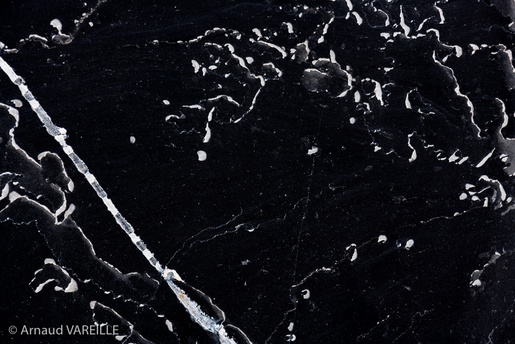 Marbre Noir de Mazy brut photographié dans la carrière souterraine de MERBES-SPRIMONT - Belgique – Région wallonne – Province de Namur
